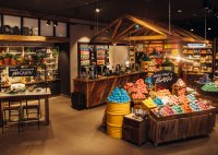 Die Inneneinrichtung der Shops von Lush orientiert sich an Londoner Käsegeschäften und an Gemüseläden. Ein weiteres Merkmal ist der Duft der offenen Produkte.