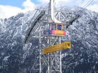 Beim Bau der Mittelstation der Fellhornbahn nutzt Filgis die Kabinenbahn für den Krantransport (Quelle: Filgis) Beim Bau der Mittelstation der Fellhornbahn nutzt Filgis die Kabinenbahn für den Krantransport (Quelle: Filgis)