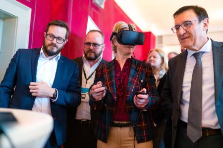 Die Wirtschaftsministerin des Landes Baden-Württemberg, Dr. Nicole Hoffmeister-Kraut, tauchte für einen Moment in die virtuelle Welt des LAUDA Showrooms. (Quelle: Ludmilla Parsyak Photography / Fraunhofer IAO)