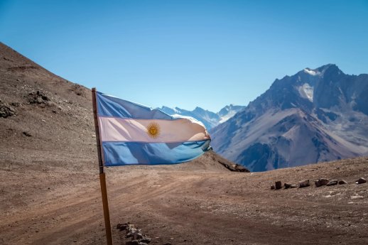 argentina-flag-with-cerro-tolosa-mountain-in-cordi-2025-03-26-07-57-38-utc-min-2048x1365.webp