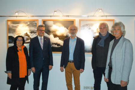 68. WITTENSTEIN-Vernissage (v.re.n.li.): Künstler Wolfgang Bautz, Künstler Nikolaus Seubert, Laudator Josef Seubert, Oliver Kössel (Personalleiter WITTENSTEIN SE) und Claudia Geier (Vernissagen, WITTENSTEIN SE)
