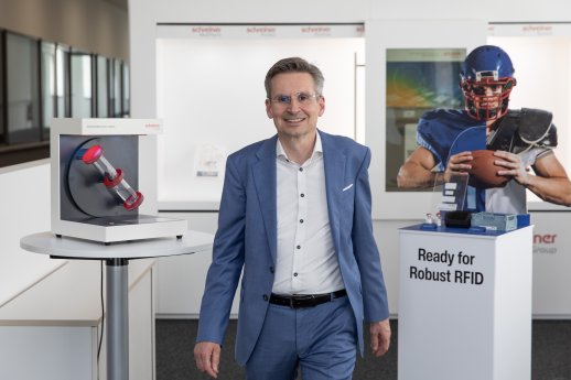 Schreiner_Group_TIM_Leitung_Jens_Vor_der_Brueggen.jpg