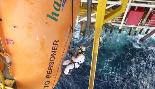 Höhenarbeiten – zu den Instandhaltungsarbeiten, die Bilfinger Industrier Norge auf verschiedenen Plattformen in der Nordsee durchführt, gehört auch Korrosionsschutz für Rettungsboote (Quelle: Bilfinger Industrial Services)
