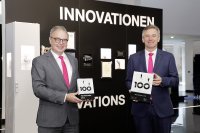 Markus Asch, CEO Rittal International und Vorsitzender der Geschäftsführung (r.), freut sich mit Uwe Scharf, Rittal Geschäftsführer Business Units und Marketing, über die Auszeichnung / Bild: Rittal GmbH & Co. KG