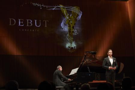 Volle Konzentration beim Liedvortrag: Dániel Foki aus Ungarn gewann gleich zwei Preise ©DEBUT Concerts GmbH/ Fotograf Ludwig Olah