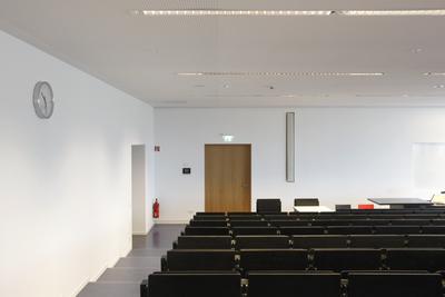 Nutzungsbedingte Verschmutzungen können von mit Caparol PremiumClean beschichteten Wandoberflächen meistens mühelos entfernt werden. "Das trifft sogar auf Schuhcreme zu", bestätigt Bauingenieur Stefan Merten die erhoffte Wirkung, Foto: Caparol Farben Lacke Bautenschutz/Claus Graubner