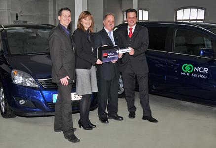 Schlüsselübergabe v.l.n.r.: Torsten Zysk (Leiter Flottenzentrum der Adam Opel GmbH), Regine Müller (Projekt Managerin/Fuhrpark Management NCR), Klaus Budich (Supplier Manager NCR), Alexander Worzfeld (Account Manager ALD Automotive)