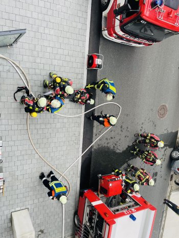 Wertvolle Erfahrungen und Möglichkeit, unter realen Bedingungen zu üben für die Freiwilligen Feu.JPG