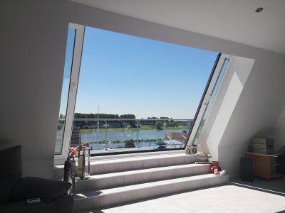 Über drei verflieste Stufen erreichen die Bewohner des umgebauten Hauses in Leverkusen-Hitdorf bequem die neue Dachterrasse, um den wunderschönen Ausblick auf den Rhein zu genießen, Foto: LiDEKO, Daniel Lüdeke