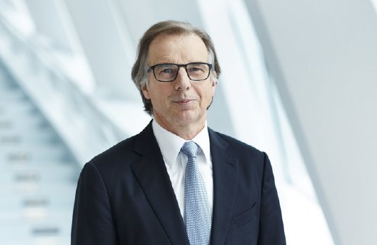D414753-Klaus-Entenmann-CEO-of-Daimler-Financial-Services-AG.jpg