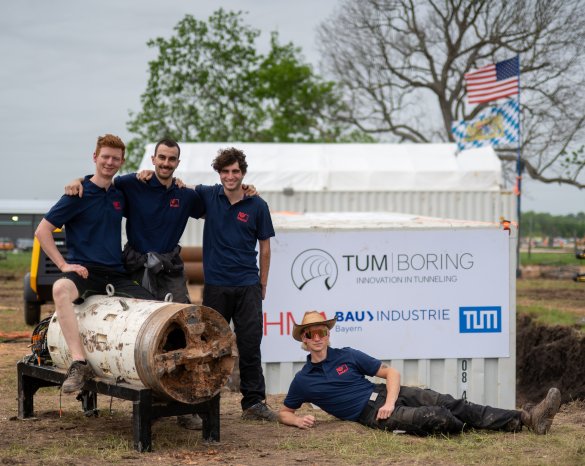 0_TUM Boring x KNUTH Teambild 1.jpg