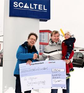 Spendenübergabe der SCALTEL AG mit Joachim und Fabius Skala an Michael Osberghaus, Geschäftsführer des Klinikverbunds Kempten-Oberallgäu