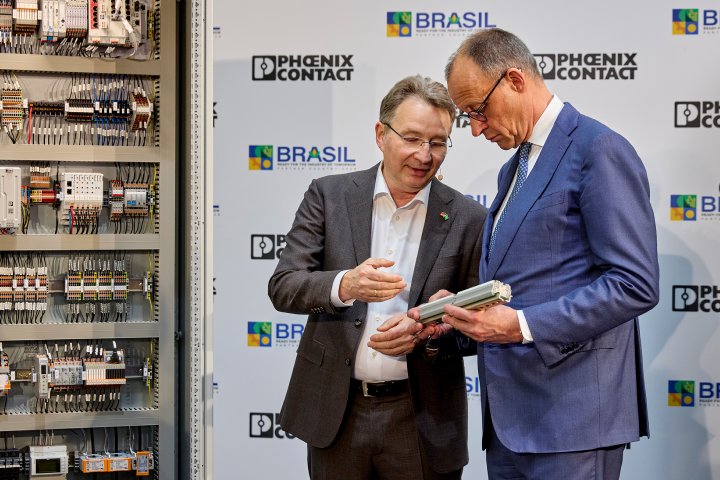 Bundeskanzler Friedrich Merz besucht Phoenix Contact auf der Hannover Messe