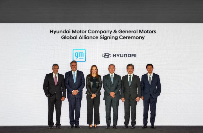 hyundai-and-gm-sign-memorandum-of-understanding-2.jpg