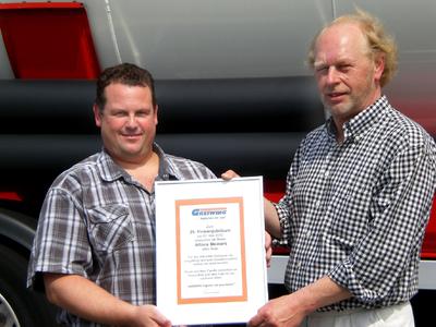 Stefan Pöhler gratuliert Alfons Meiners (re.) am Standort Greven zum Jubiläum.