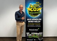 Hermann Rohling, Gesamtvertriebsleiter D-A-CH und Head of Marketing bei Botament, gibt den Startschuss für die neue CO₂-Challenge. Mit dem Aktionsmotto „Aus Händler wird Held“ motiviert Botament seine Partner im Fachhandel zu mehr Klimaschutz – Palette für Palette.