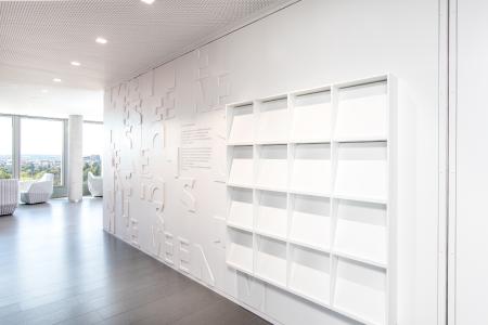 Buchstabenwandverkleidung mit integrierter Prospektwand
im Empfangsbereich