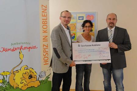 v.l.n.r: Stephan Bales, Katja Masendorf vom ambulanten Kinderhospiz in Koblenz, Ralf Hoffmann, Vorstandsvorsitzender der GÖRLITZ AG in Koblenz