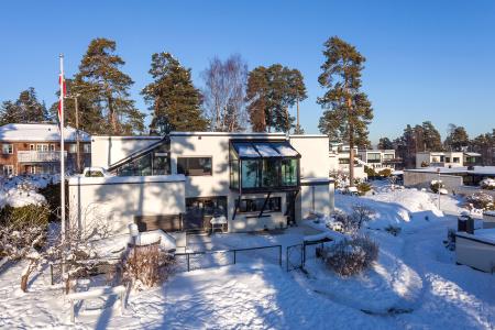 Der Wintergarten ist vor das 1. OG des Haupthauses gesetzt; die Lasten werden über schräge Stützen auf die Grundmauer abgetragen (System Schüco CMC 50 mit SageGlass® Blau im Dachbereich), Foto: Adam Stirling, Norwegen