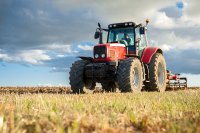 Landwirte bringen mit großen Traktoren die Ernte ein / Foto: AdobeStock/David San Segundo