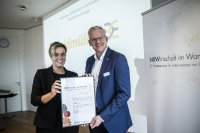 Mona Neubaur, Ministerin für Wirtschaft, Industrie, Klimaschutz und Energie des Landes Nordrhein-Westfalen, überreicht die Auszeichnung an Dr. Sebastian Durst, Chief Executive Officer von Weidmüller