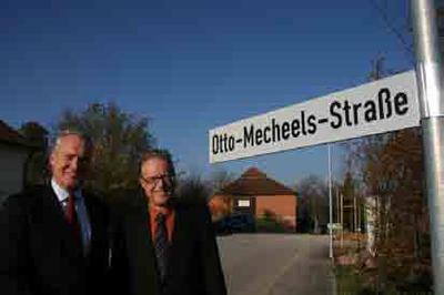 Die Stadt Bönnigheim hat eine neue Zufahrtstraße zu den Hohenstein Instituten nach deren Gründer Prof. Dr.-Ing. Otto Mecheels benannt. Prof. Dr. Stefan Mecheels, Institutsleiter und Enkel des Namensgebers, und Kornelius Bamberger, Bürgermeister der Stadt Bönnigheim, enthüllten am 18.11.2013 gemeinsam das Straßenschild