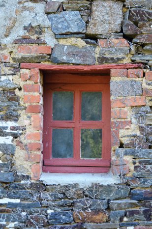 13-Gästehaus_Fassade_Fensterrahmen_restauriert_DSC_8811_az.JPG