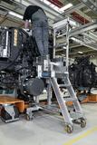 Für einen Traktorenhersteller konstruierten die Hymer-Experten für Sonderkonstruktionen teleskopierbare Aluminiumtritte, die mittels Magnetanbindung an der Fertigungsstraße mitgeführt werden