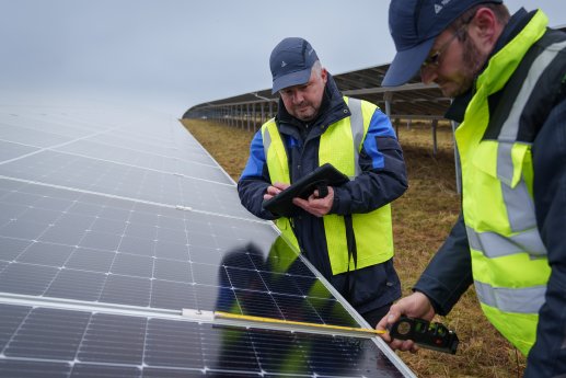 Pressefoto_TÜV Rheinland_Prüfarbeiten am Solarpark Südeifel.jpg