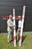 Mit einem Handschlag von Franz Föttinger (rechts), CEO Fischer Sports GmbH, und Stiebel Eltron-Geschäftsführer Heinz-Werner Schmidt wurde jetzt der Einstieg von Stiebel Eltron in das internationale Skisprung-Sponsoring besiegelt.