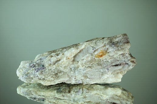 Litium mineral spodumene (c) Henri Koskinen.jpeg