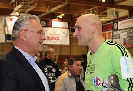 Joachim Herrmann, Bayerischer Staatsminister und Aufsichtsrat des HC Erlangen, gratuliert Andreas Bayerschmidt zu seiner bestechenden Form (Foto: hl-studios, Erlangen)