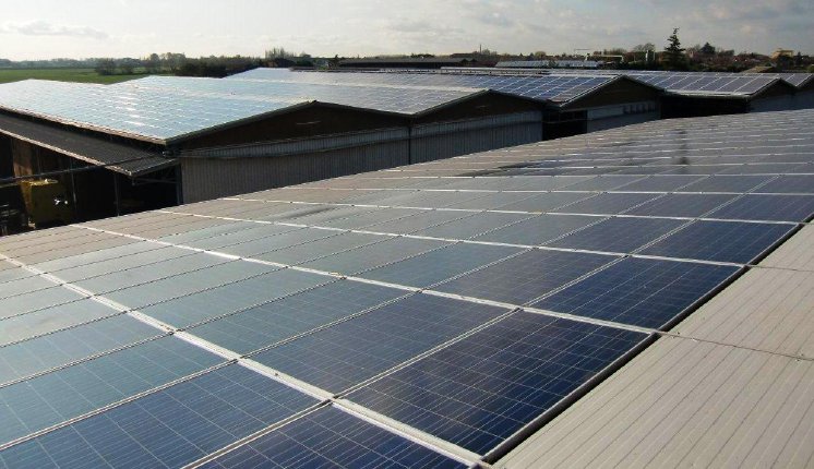 Solaranlage mit Canadian Solar Modulen auf einem Bauernhof im italienischen Punto Verde.jpg