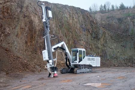 High productivity in quarry work is what sets the sturdy HD 900 Termite from
B BURG apart from the rest. Deserving of credit for this are, not least of
all, the reliable hydraulic lines from ContiTech (Photo: ContiTech)