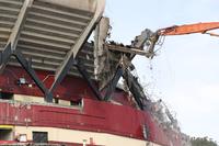 Silverado Contractors hoch hinauf reichender Bagger mit Atlas Copcos HB 2500 Abbruchhammer beim Abbruch des Beton-Windabweisers am Candlestick Park-Stadion