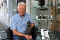 SELVE-Gurtwickler im Laufe der Zeit: Produktmanager Udo Pingel zeigt eines der ersten, noch erhaltenen Modelle, das damals aus Gusseisen gefertigt wurde und sogar Schmuckverzierungen trägt. Die heutigen Wickler (siehe vorne re.) des weltweiten Marktführers kommen deutlich griffiger daher, sie werden nach hohen Qualitätsstandards und in großen Stückzahlen produziert.