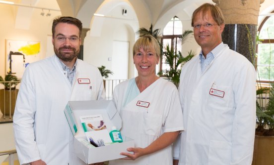 Foto-1-Prof-Dr-Konermann-und-das-Hygienteam-des-RKH.jpg