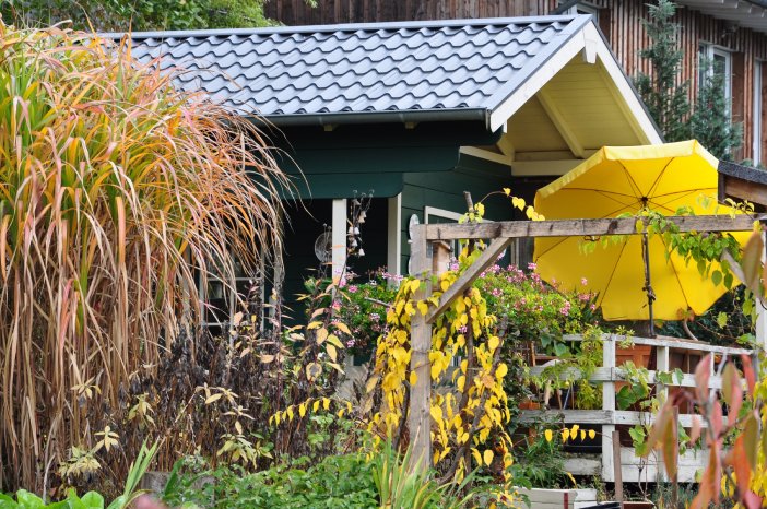 Gartenhaus im Saarland mit Luxmetalldach.jpg
