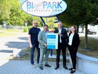 v.l.n.r. Übergabe des Zuwendungsbescheides: Dr. Ilja Hagen, StS Tobias Gotthardt, Dr. Thomas Diefenthal, Dr. Alexandra Sauter (Copyright BioPark Regensburg GmbH, Andrea Schindler)