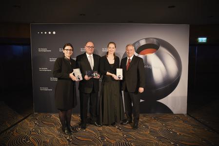 Die Auszeichnungen in der Kategorie Forschung nahmen entgegen (v. links nach rechts): Prof. Dr. Martina Klärle (Geschäftsführende Direktorin FF.in Frankfurter Forschungsinstitut für Architektur Bauingenieurwesen und Geomatik / Projekt WIND-AREA), Prof. Klaus Raps, stellv. Vorstandsvorsitzender C³ e. V., Projekt C³-Carbon Concrete Composite mit dem Deutschen Nachhaltigkeitspreis Forschung, Dr. Susanne Bieker (Leitung des Forschungsschwerpunktes TU Darmstadt, Institut IWAR / Projekt SEMIZENTRAL), Prof. Dr. Martin Wagner (Geschäftsführer Institut IWAR) / Foto: Frank Fendler