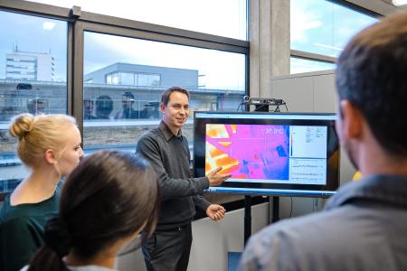 Prof. Dr. Sebastian Feldmann untersuchen im Forschungsprojekt IQ-Control, ob sich durch den Einsatz von intelligenten Sensoren die Verschwendung durch fehlerhaft produzierte Rohteile vermeiden lässt, Bildhinweis: © Hochschule Aalen / Jan Walford