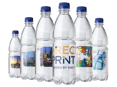 Digital printings are jetted by specifically implemented print heads to bond to the untreated PET bottle surface, yet are approved for PET bottle-to-bottle recycling.