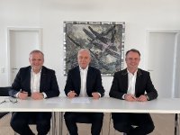 Signing the contract (from left to right): Andreas Engelhardt, Managing Partner & CEO of Schüco International KG, Edgar Stemeseder, Managing Director of the Stemeseder Group, Dr Walter Stadlbauer, CTO/COO of Schüco International KG.