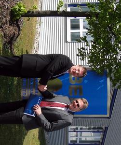 Celebrating the signature of the contract in Abensberg: Siegmund Radtke, Publishing Director of Rhein-Zeitung (right) and Thomas Kögl, Managing Director of Beil Registersysteme GmbH.