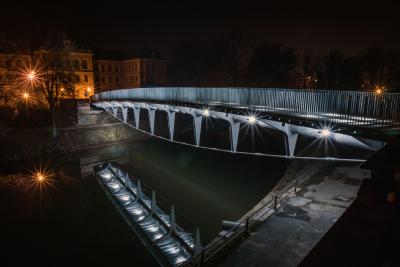 Die Brücke wurde als räumlich steifer Dreigurtträger mit konsequenter Teilung auf druck- und zugbelastete Teile ausgeführt (Bild: Tomáš Vojtíšek)