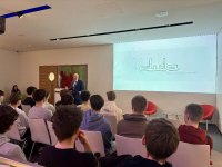 Geschäftsführer Heinz-Herbert Dustmann heißt die Schüler und Schülerinnen mit ihren Lehrkräften herzlich willkommen