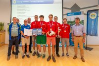WEMAG-Vorstand Caspar Baumgart und LFV-Präsident Masuch gratulieren den Siegern der A-Junioren SG Dynamo Schwerin / Schweriner SC, die den WEMAG-Fairplay-Cup gewonnen haben / Foto: WEMAG/Stephan Rudolph-Kramer