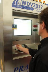 Der Counter am Messestand. Mittels Barcode-Karte identifiziert sich der Fahrer. Er wird leicht und verständlich – auch mehrsprachig – angeleitet. Der Counter wird so im Werk eingebaut, dass der Fahrer das Führerhaus nicht verlassen muss.