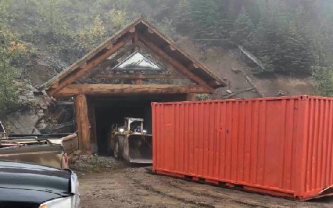 Portal auf dem Dome Mountain-Projekt; Foto: Blue Lagoon Resources