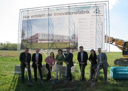 v.l.n.r.: Andreas Bokmeier (Bokmeier GmbH, Bauunternehmen), Dr. Manfred Wittenstein (Vorstandsvorsitzender der WITTENSTEIN AG), Dr. Anna-Katharina Wittenstein (Geschäftsführung WITTENSTEIN AG Schweiz), Edith Wittenstein (Ehefrau von Dr. Manfred Wittenstein), Karl-Heinz Schwarz (Vorstands-sprecher der WITTENSTEIN AG), Frank Menikheim (Bürgermeister Igersheim), Jutta Kreissl (HENN Architekten), Dr. Michael Geier (Projektleiter der WITTENSTEIN Innovationsfabrik)
